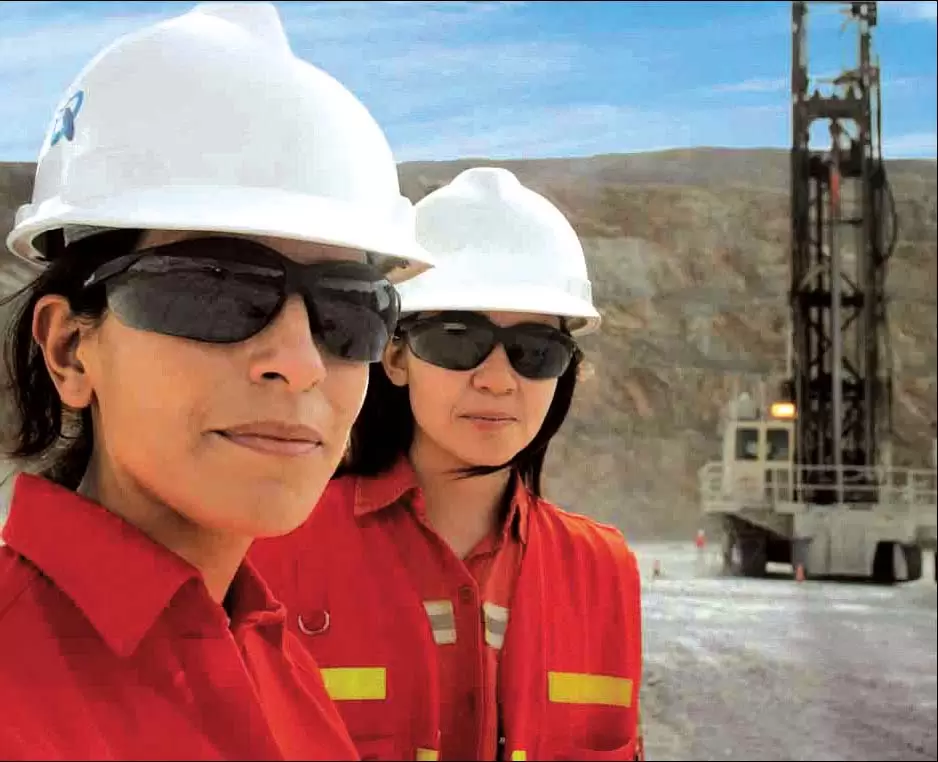 Mujeres trabajando en Minería
