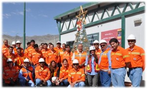 Trabajadores de Minera Alumbrera junto al árbol navideño